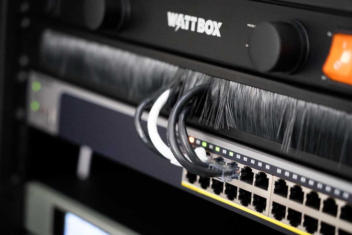 Équipement de réseau informatique noir avec connecteurs Ethernet.