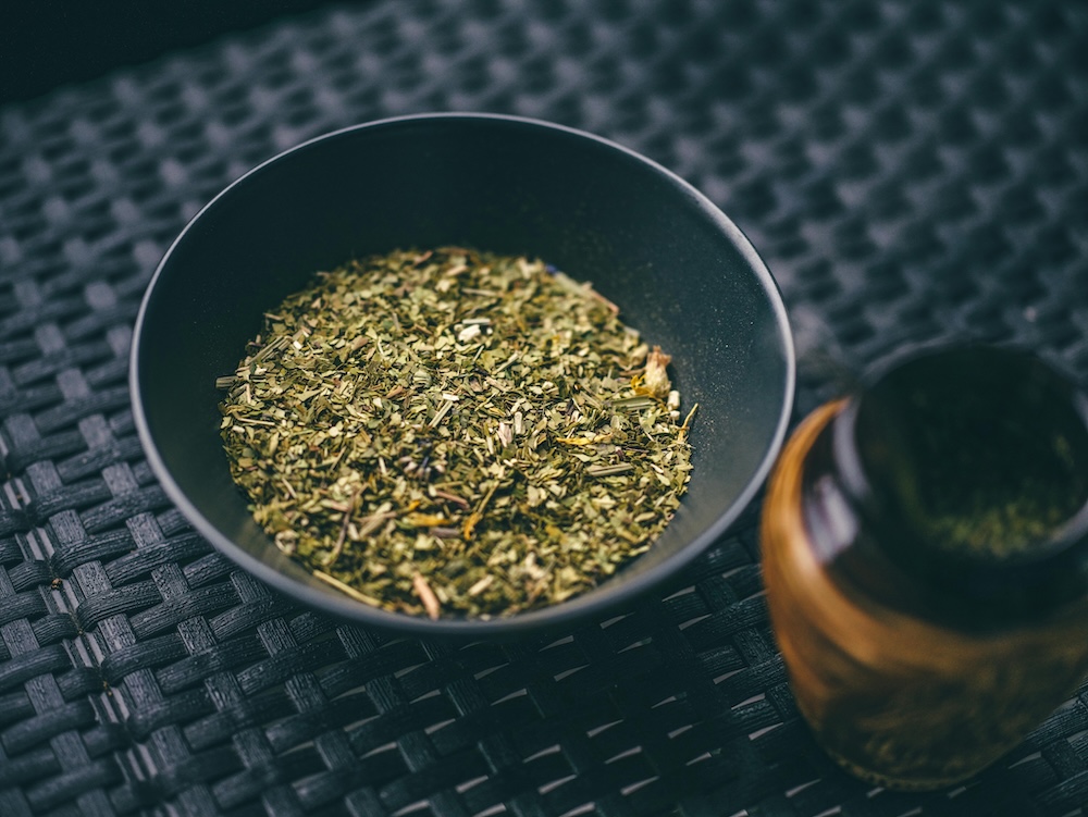 Feuilles de maté séchées dans un bol en céramique.