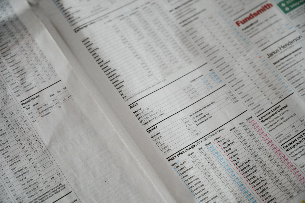 Pages financières de journal avec cours boursiers et variations colorées