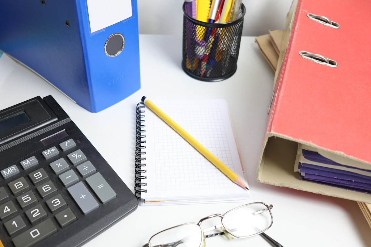 Bureau de travail avec fournitures de bureau.