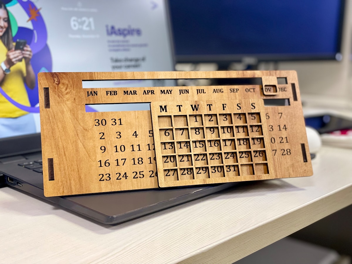 Calendrier perpétuel en bois avec les jours et les mois.