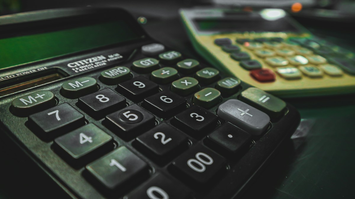 Gros plan sur deux calculatrices aux touches numériques usées