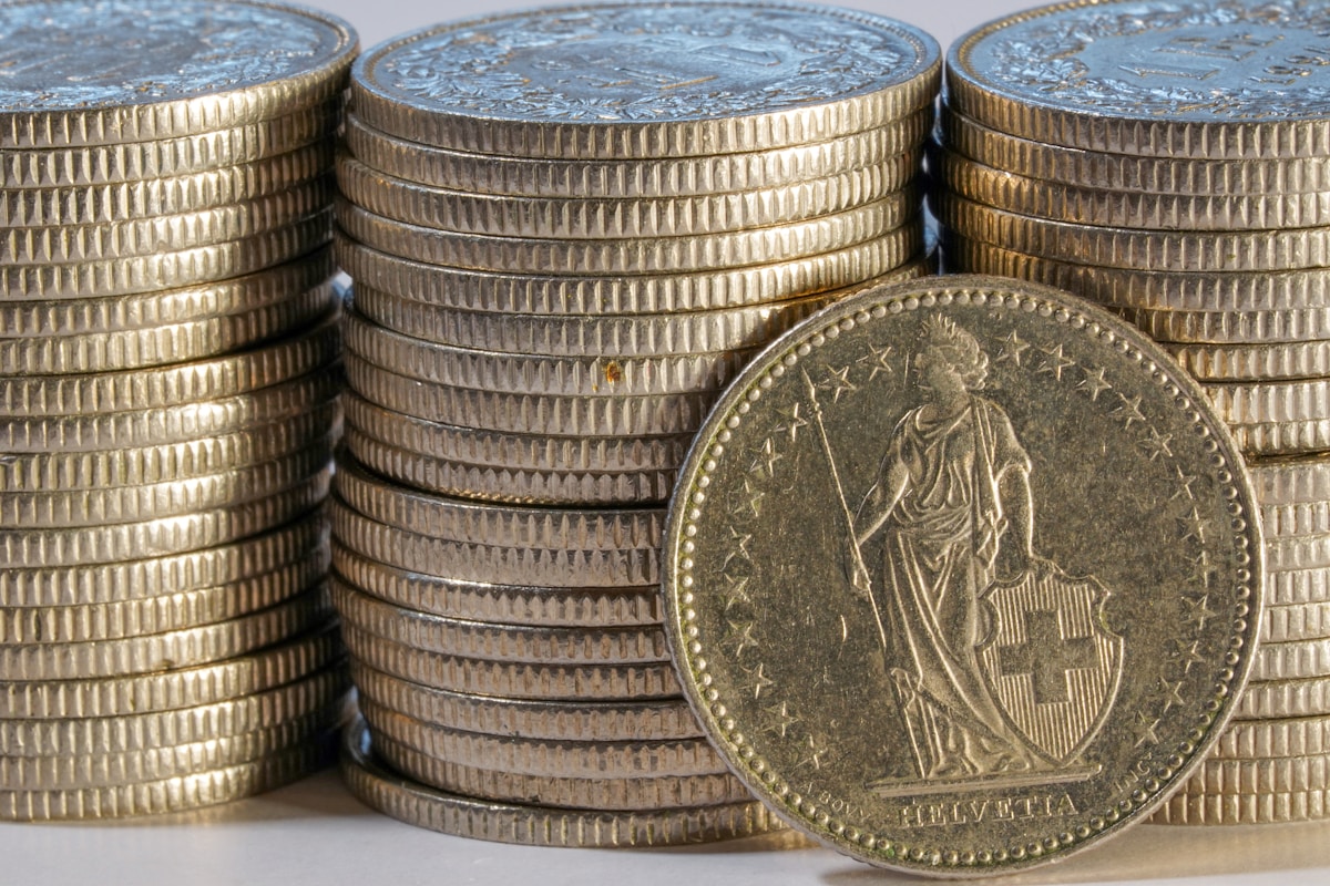 Piles de pièces de monnaie suisses en or et en argent.