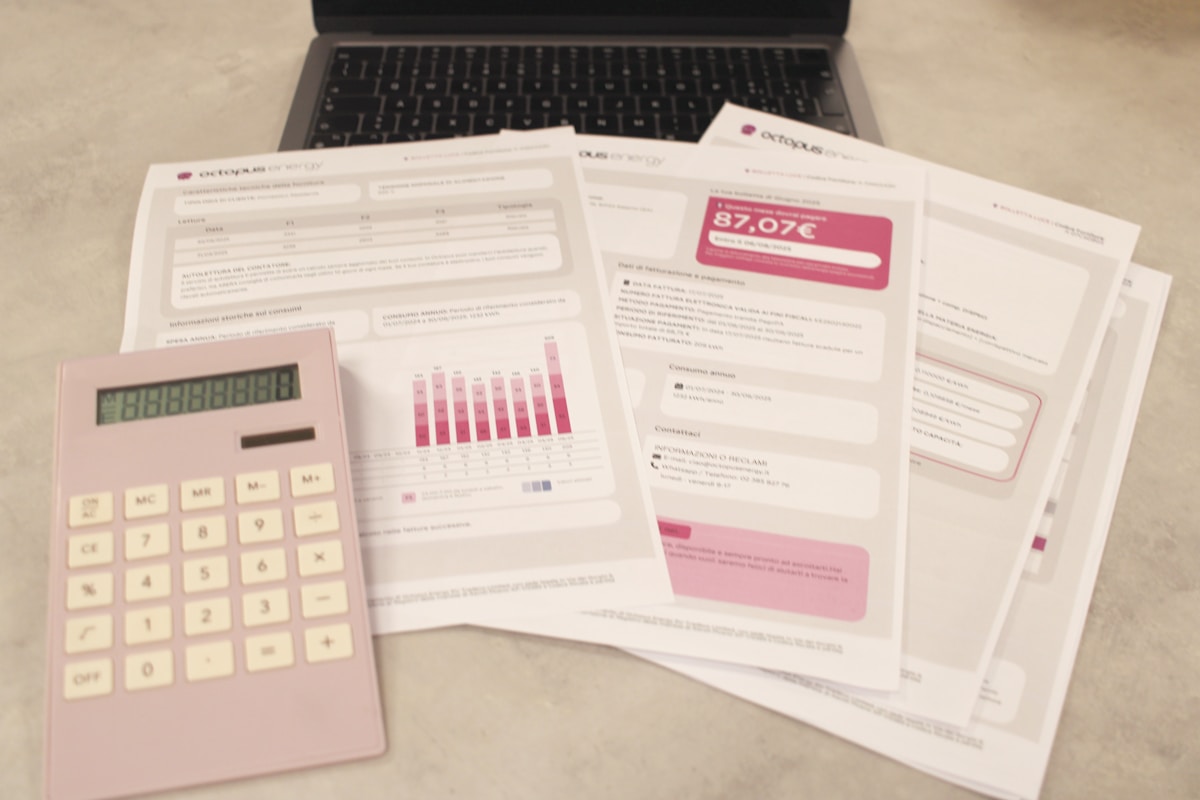 Documents, calculatrice, ordinateur portable, factures, statistiques.