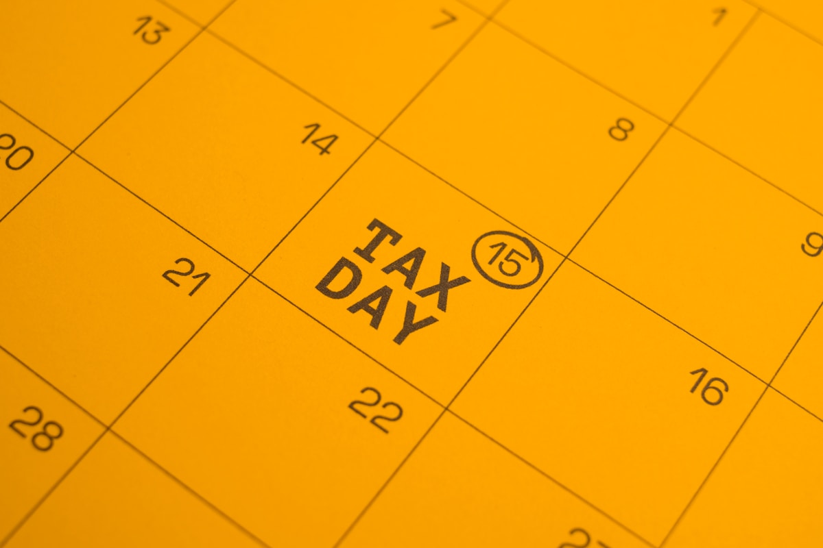 Calendrier avec la mention "Tax Day" en gros caractères.