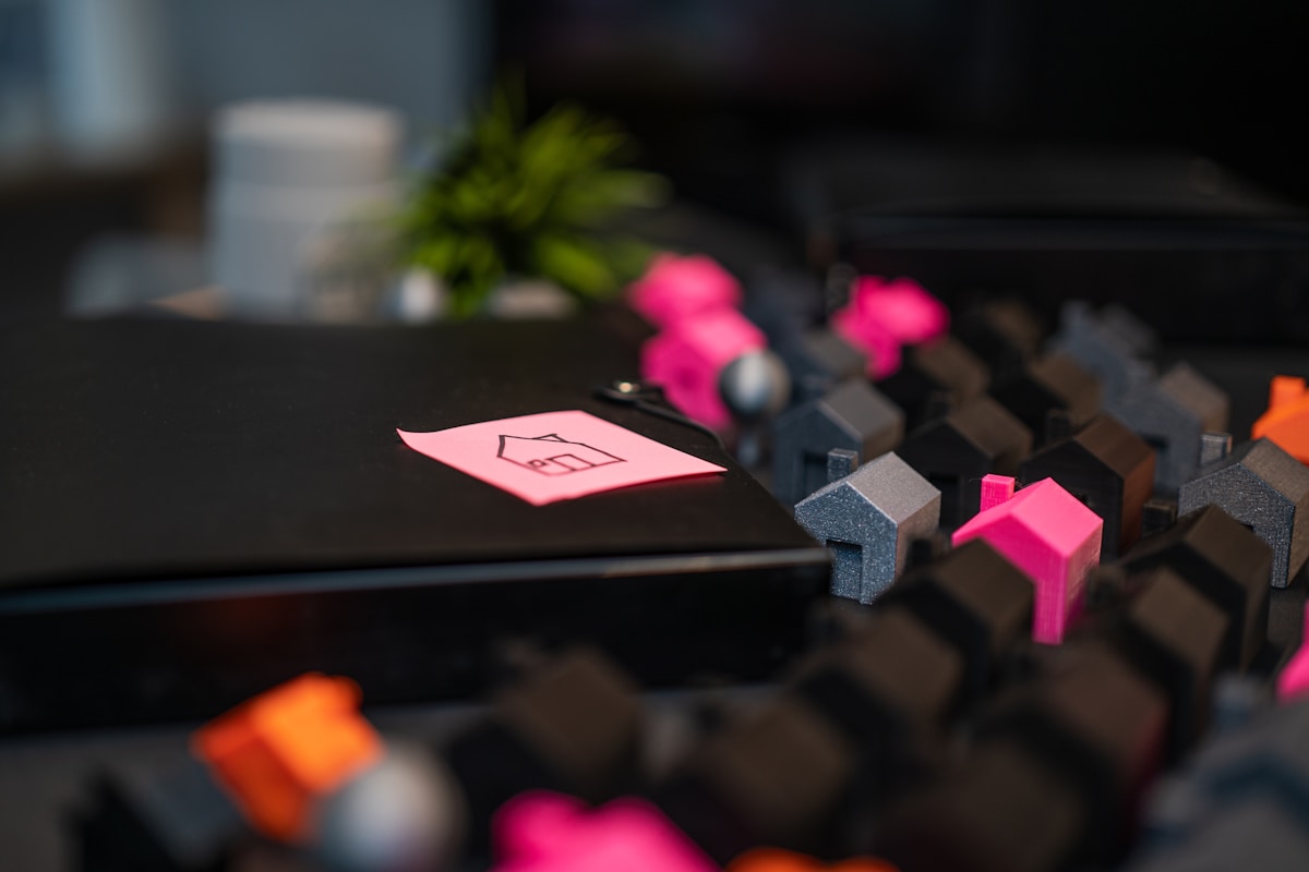 Blocs de construction colorés sur un bureau sombre.