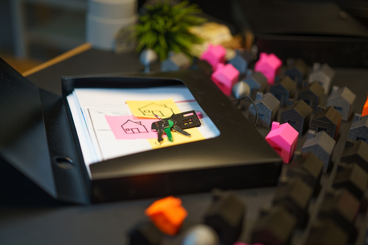 Bureau de travail avec documents, plante et accessoires colorés.