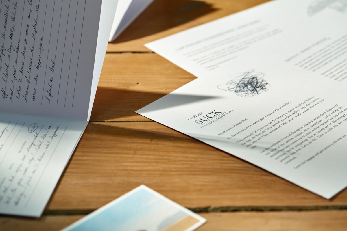 Documents, papiers, stylo, bois, texte, signature.