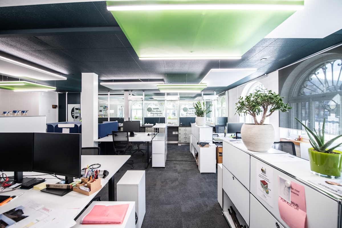 Espace de travail moderne et lumineux avec mobilier fonctionnel.