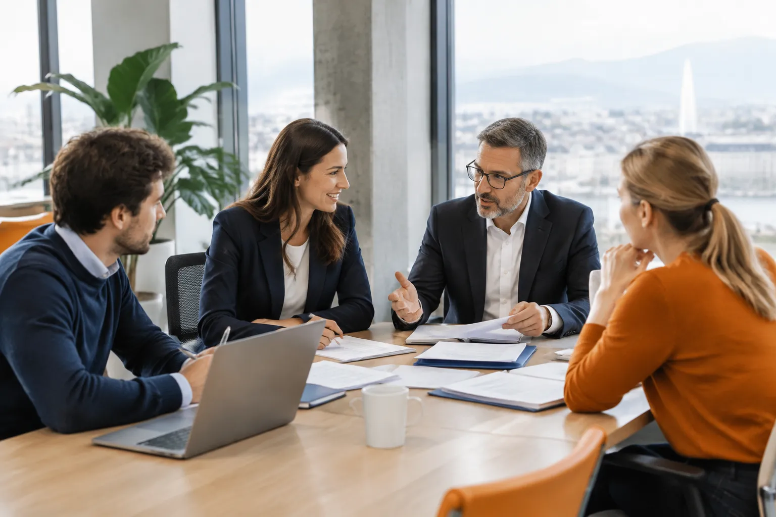 Réunion d’affaires autour d’une table avec ordinateurs et documents