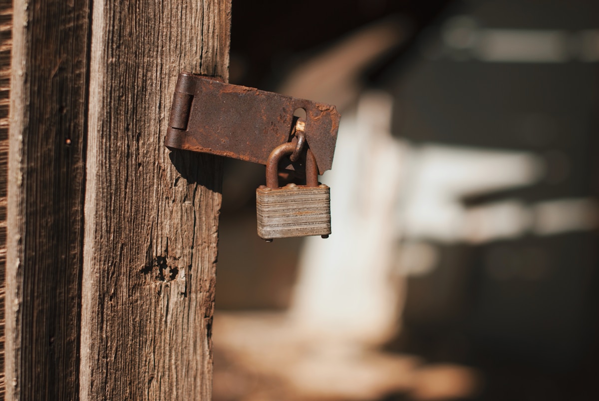 Cadenas rouillé sur une porte en bois rustique.