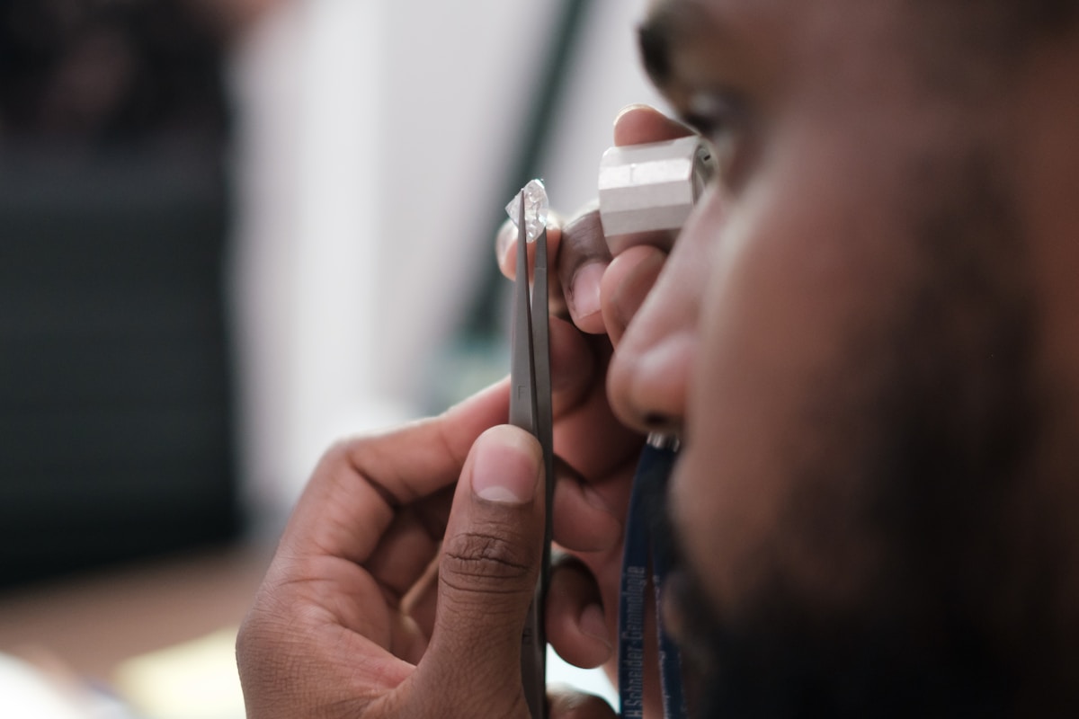 Gros plan sur une personne utilisant un inhalateur pour l'asthme.