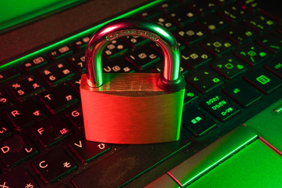"Sécurité informatique : padlock rouge sur clavier noir, symbole de l'installation d'une serrure de sécurité certifiée."