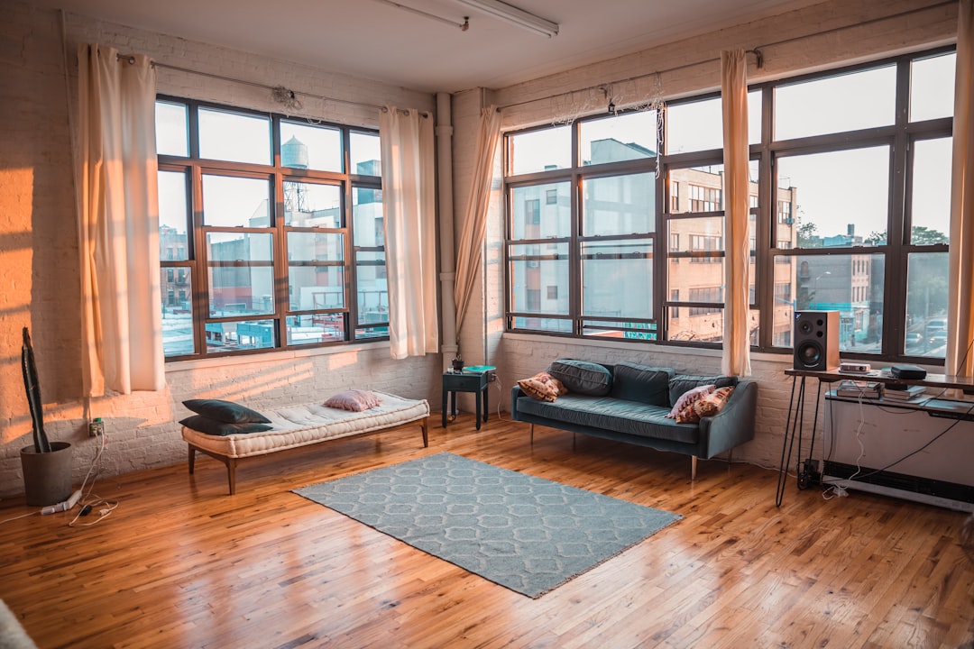comment sécuriser son appartement efficacement - a living room with a large window