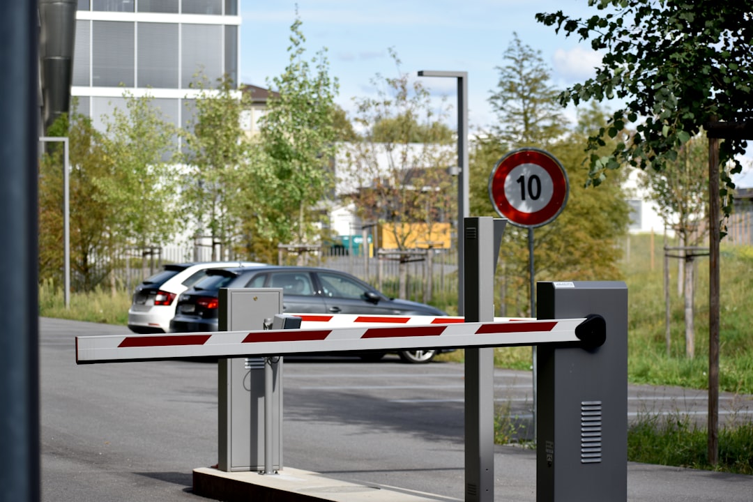 prix système contrôle accès - white and red sedan on road during daytime