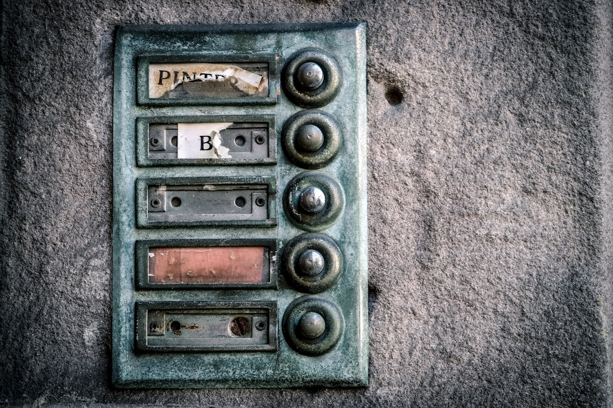 Panneau de commandes vintage avec boutons et interrupteurs.