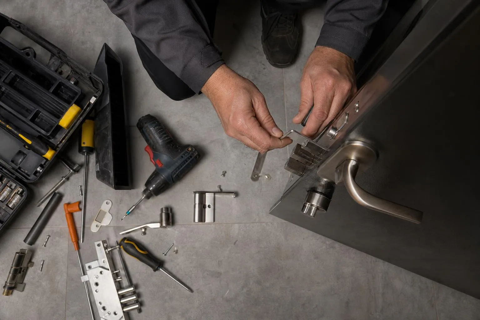 Outils de réparation et de construction sur un plan de travail en béton.