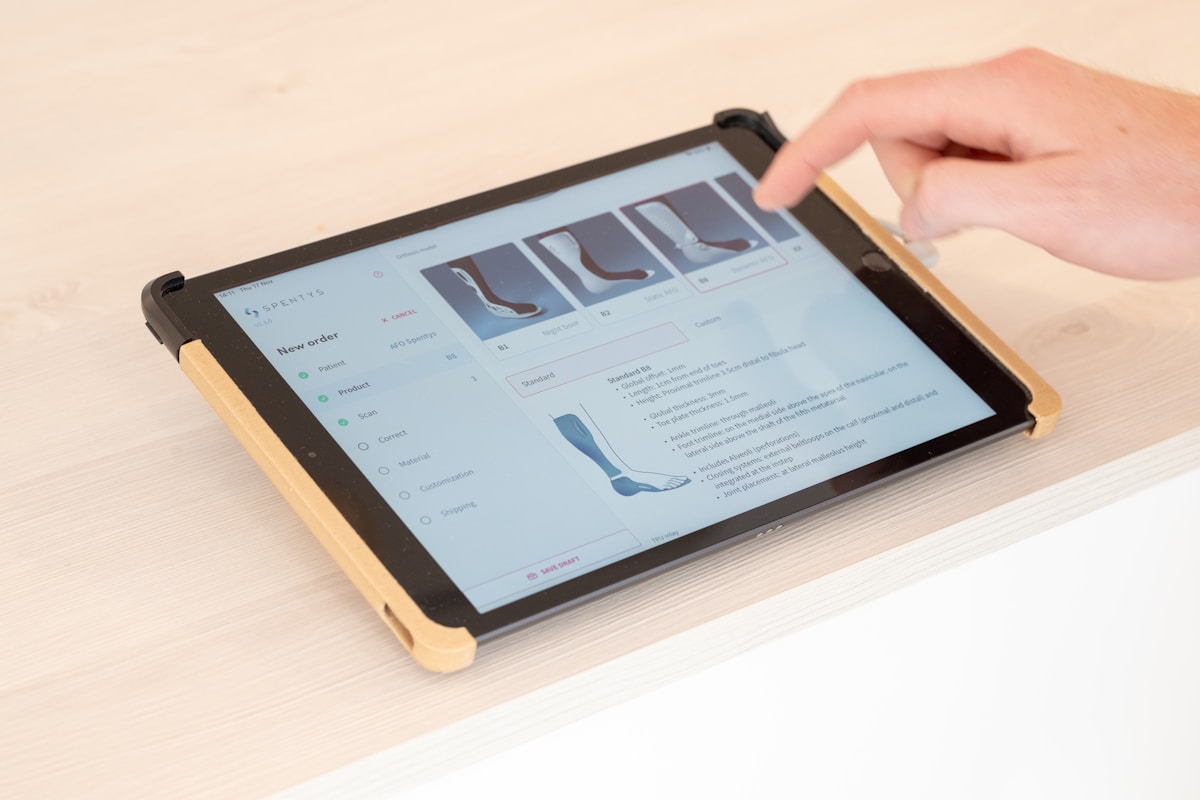 Tablette affichant un site web de commande en ligne de chaussures.