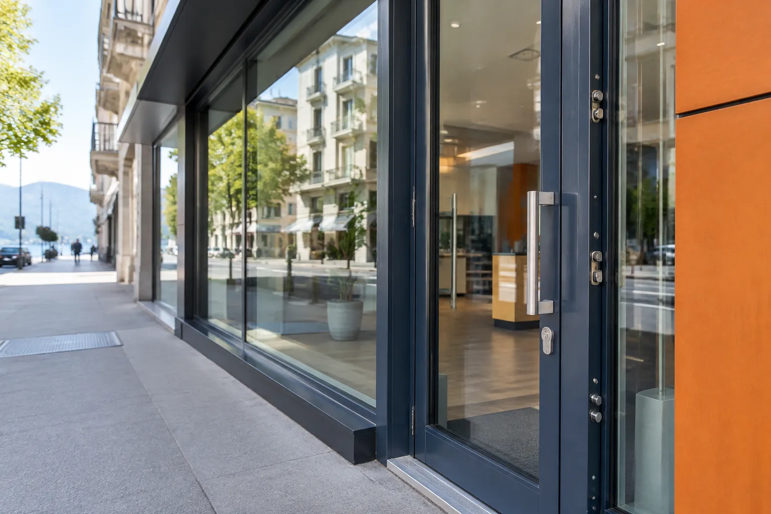 Entrée vitrée moderne donnant sur une rue en bord de lac