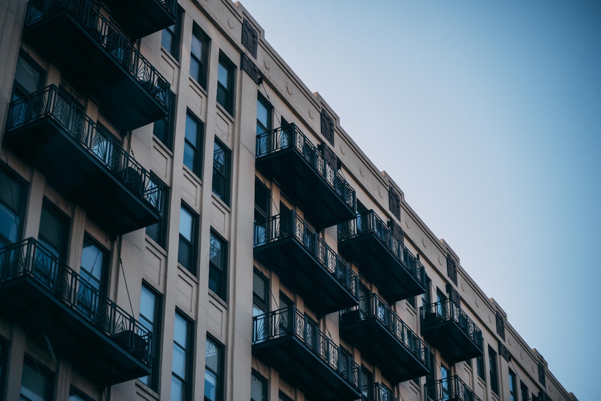 Immeuble d'appartements moderne avec balcons en métal.