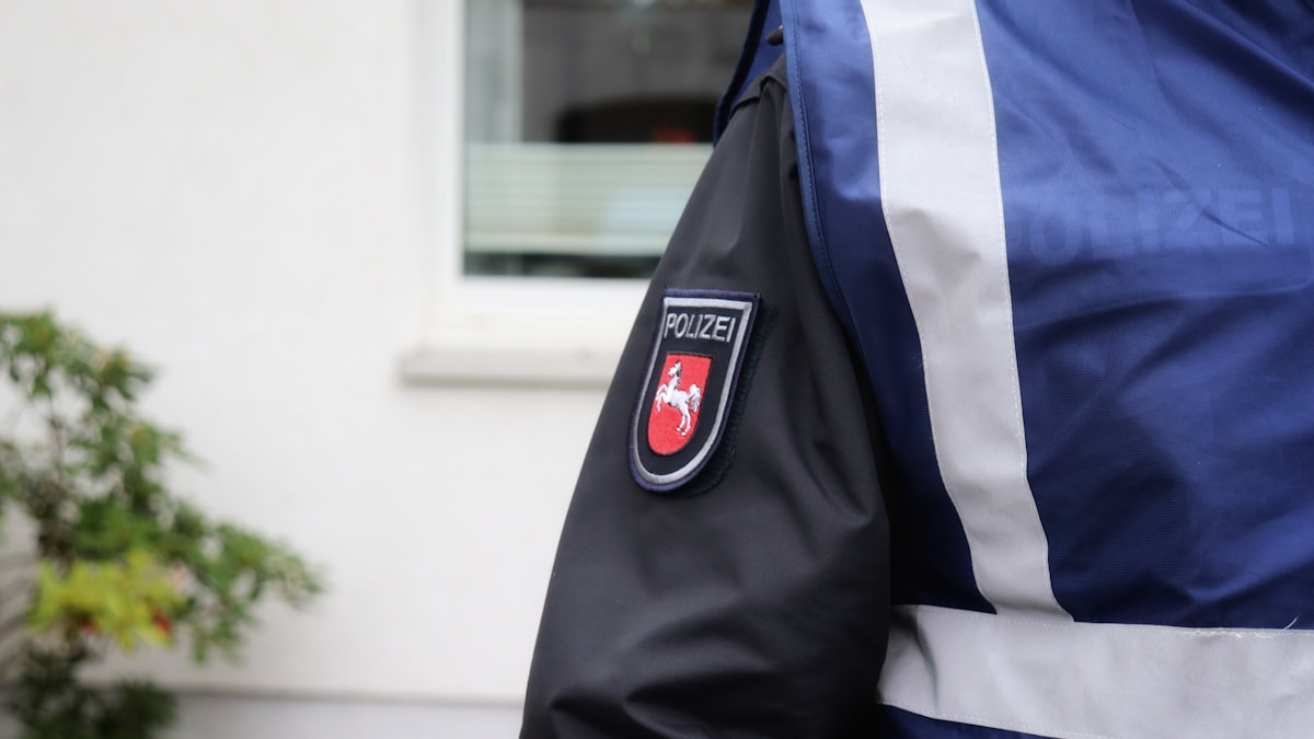 Uniforme de police allemande avec insigne et brassard.