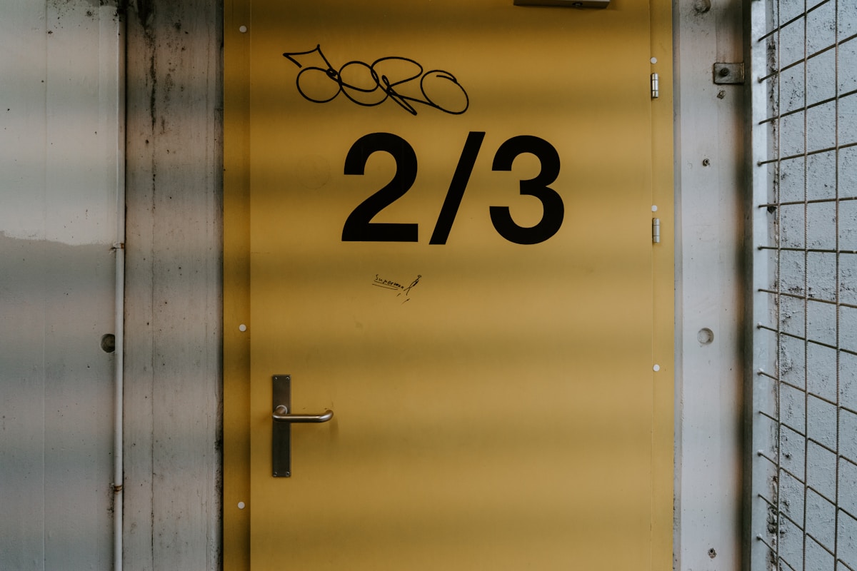 Porte jaune avec le numéro 2/3 inscrit dessus.