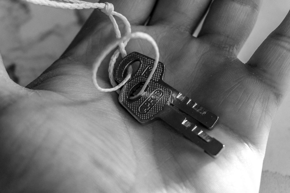 Clés de sécurité attachées à une corde sur une surface texturée.