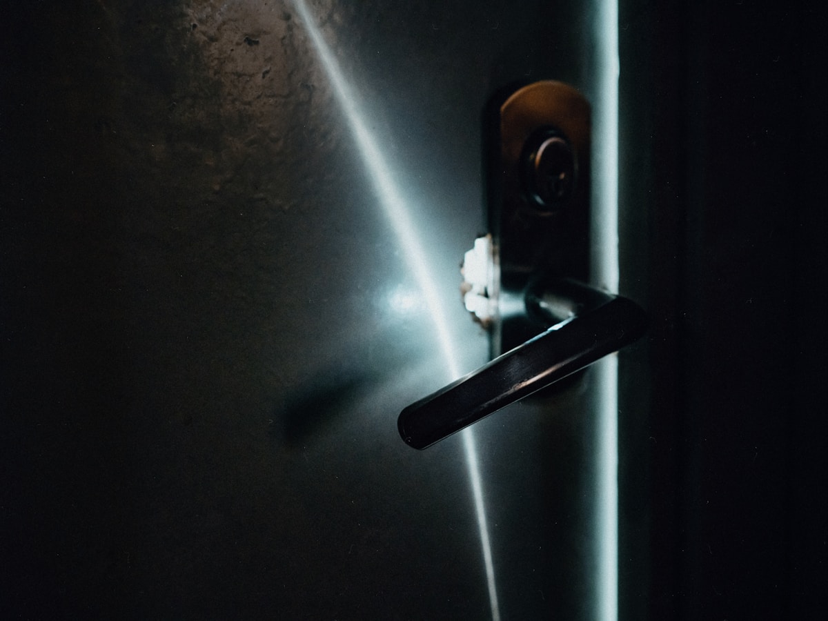 Projecteur de lumière blanche brillante dans l'obscurité.