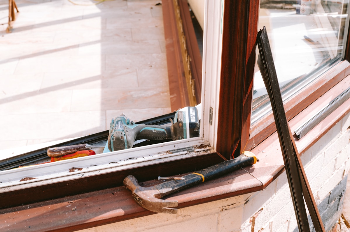 Outils de réparation de fenêtre dans un cadre en bois.