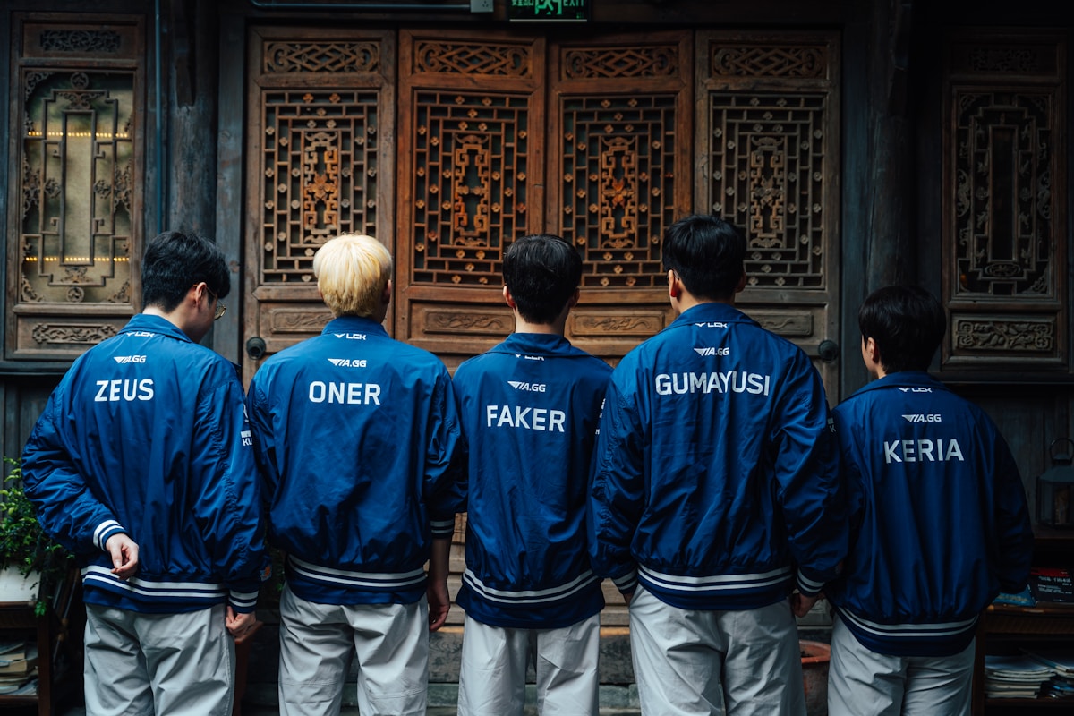 Équipe de joueurs professionnels de jeux vidéo en tenues bleues.