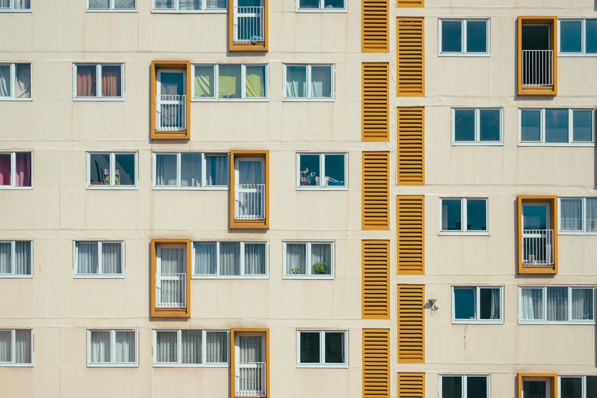 Immeuble résidentiel aux fenêtres et balcons colorés.