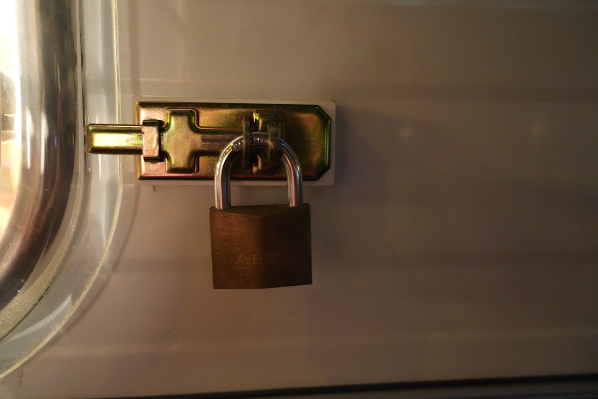 Cadenas verrouillé sur un mécanisme de porte.