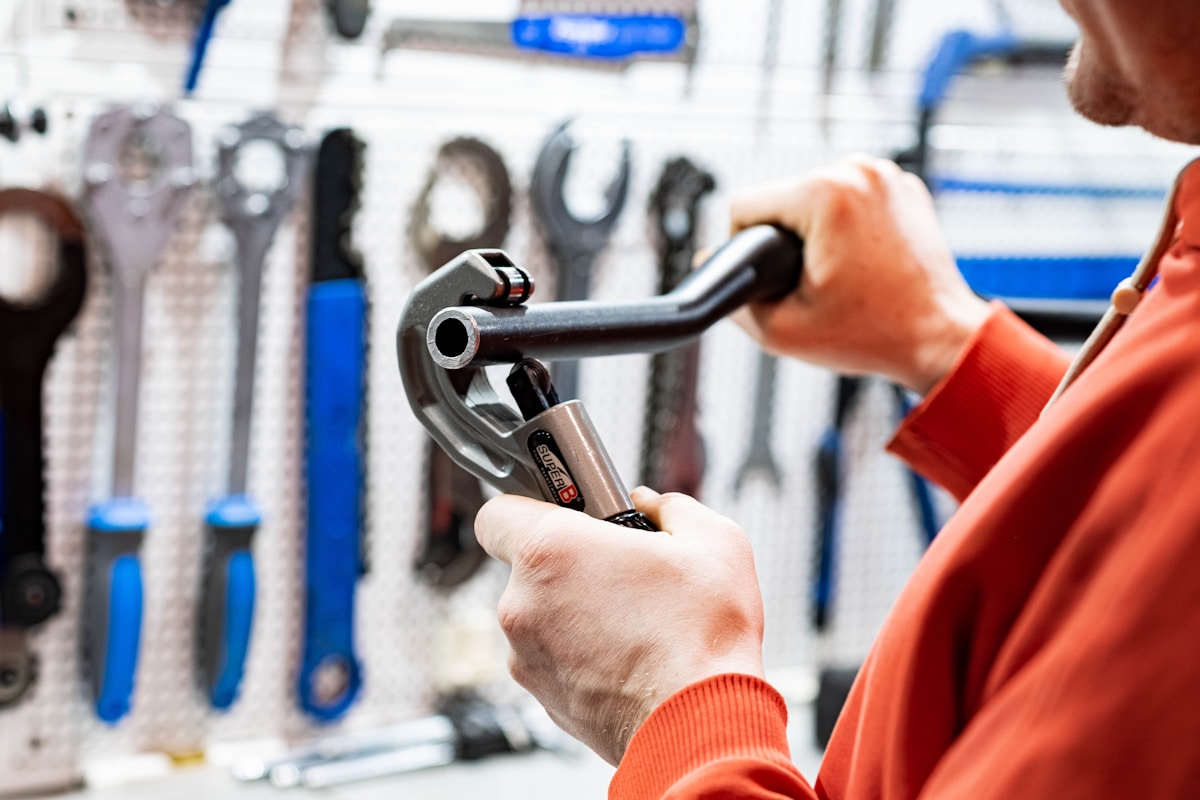 Outils de réparation et de maintenance dans un atelier.