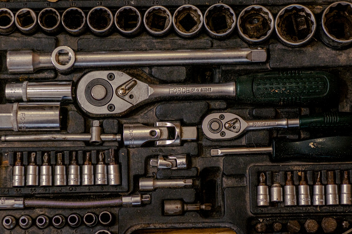 Outils de travail en acier et métal, clés et accessoires de mécanique.