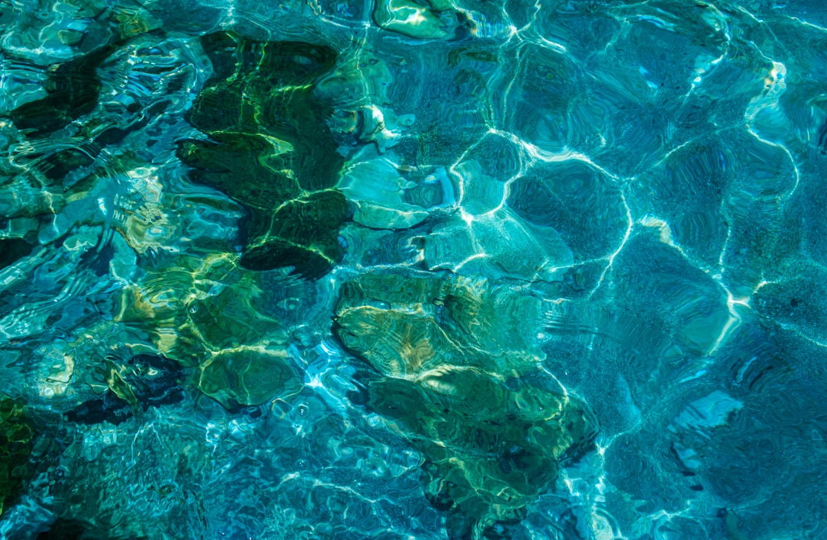 Eau cristalline, reflets ondulants, couleurs turquoise, paysage aquatique, motifs naturels captivants.