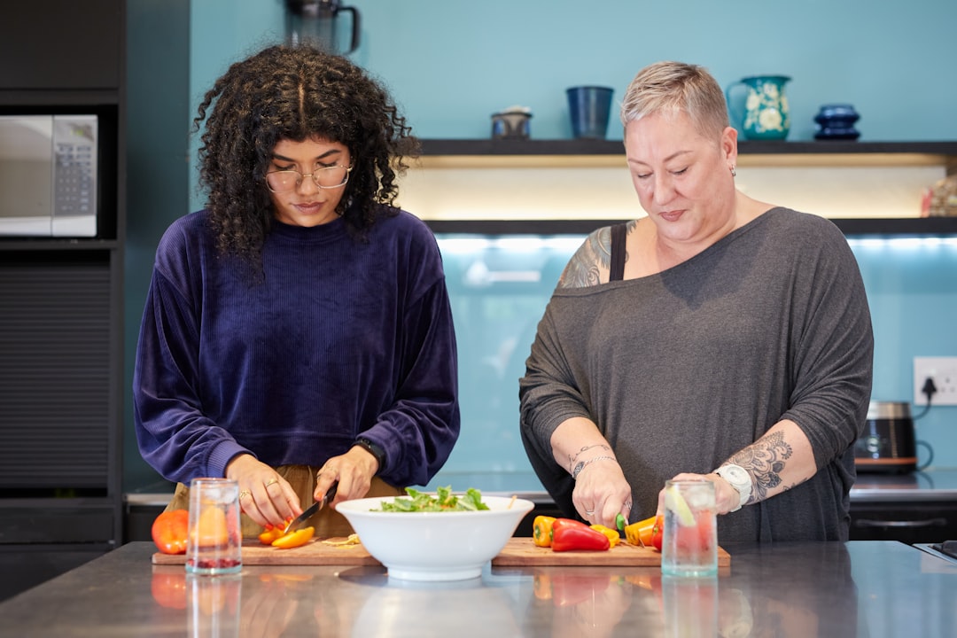 "Préparation d'un repas sain dans une cuisine moderne, avec légumes frais et balance pour contrôler les portions, pour mieux