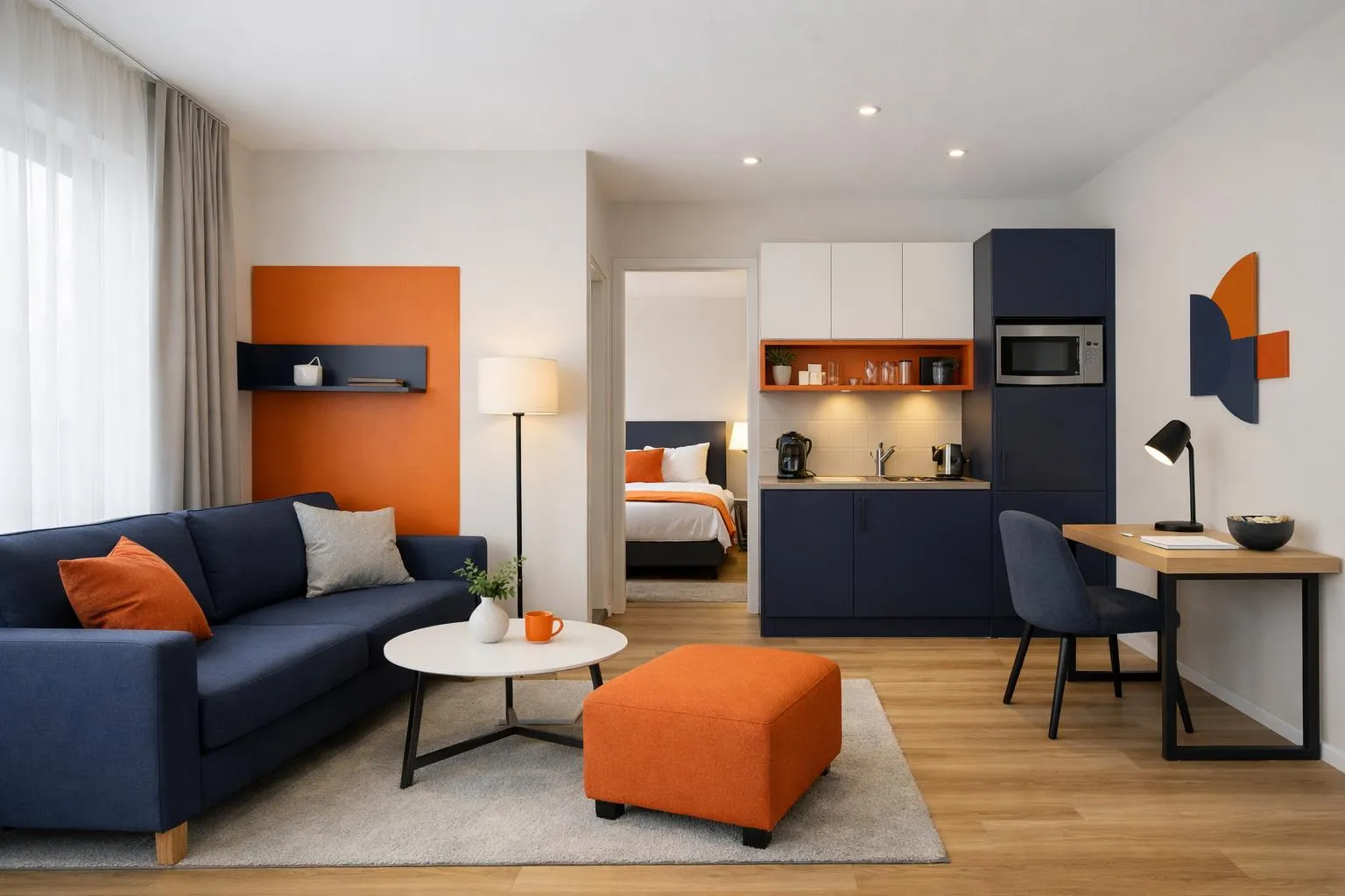 Modernes, offenes Wohnzimmer mit orangefarbenen Akzenten und dunklen Möbeln.