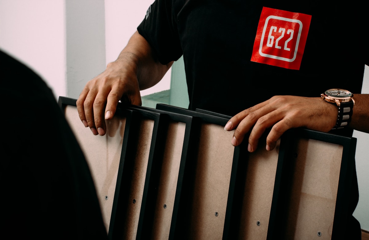 Hände eines Mannes in schwarzem Hemd mit der Nummer 622.