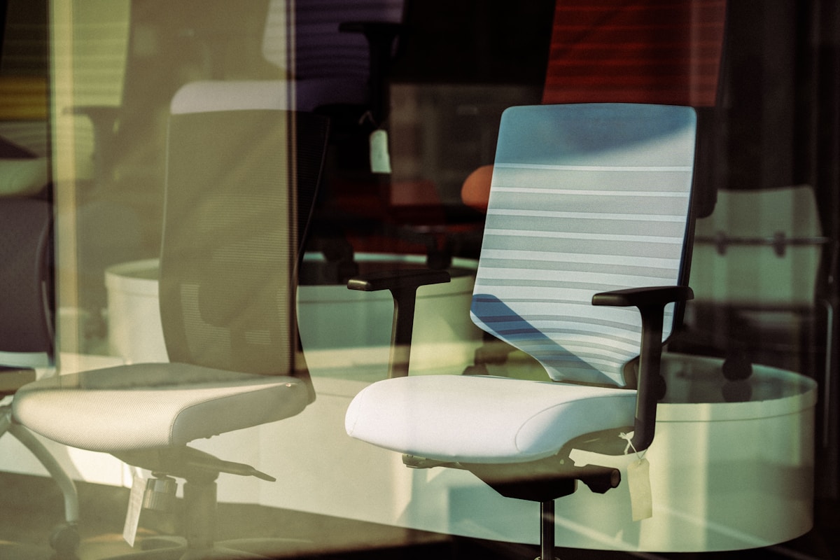 Moderne, ergonomische Bürostühle in einem Büroraum.