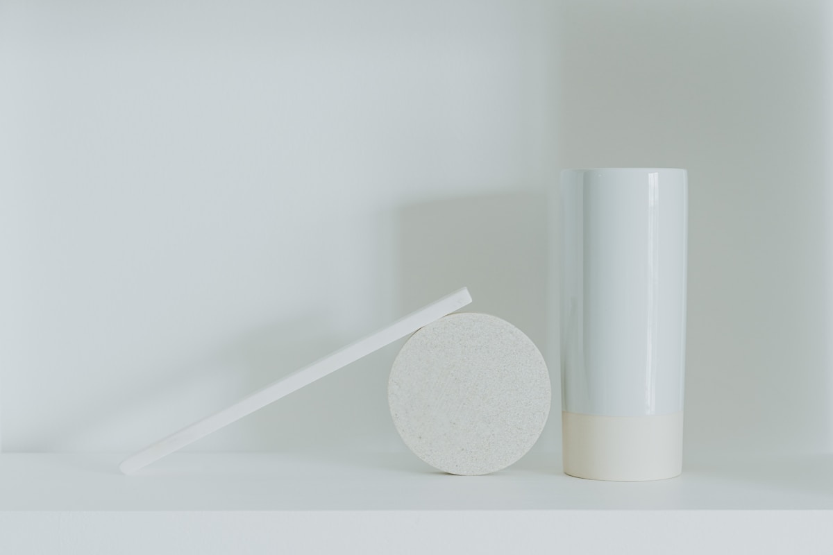 Formes géométriques blanches minimalistes sur fond blanc.
