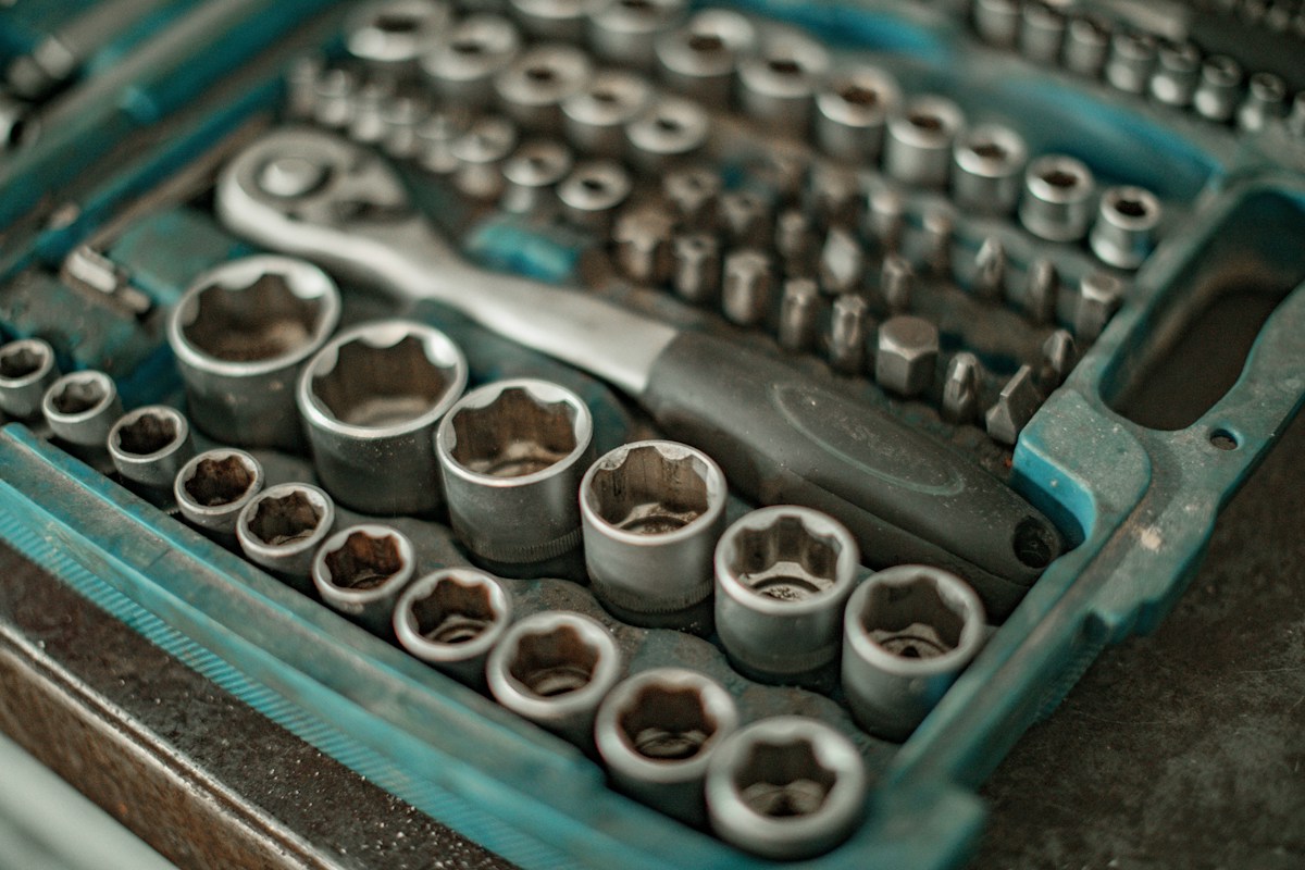 Coffret turquoise rempli de douilles et clé à cliquet