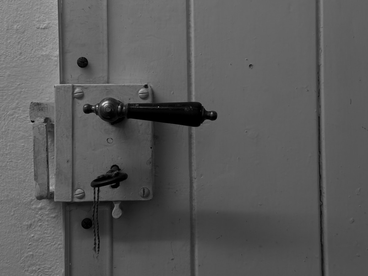 Verrou de porte métallique noir et blanc.