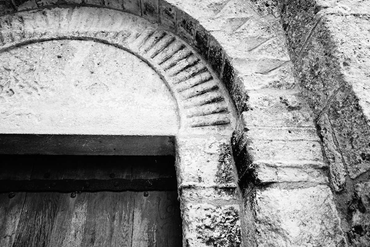 Escalier en pierre dans un mur de pierre.