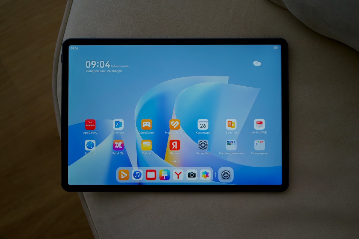 Écran d'accueil d'un appareil Huawei avec diverses applications et icônes.