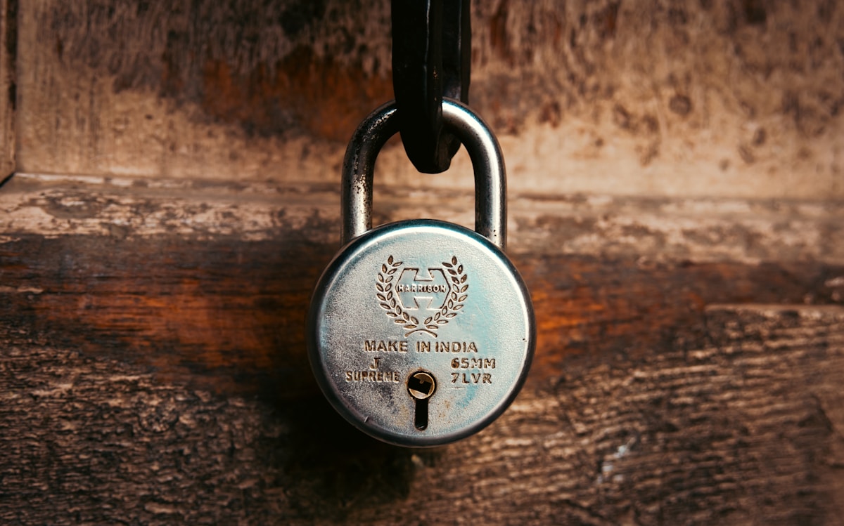 Cadenas de sécurité en métal avec inscription "Made in India".