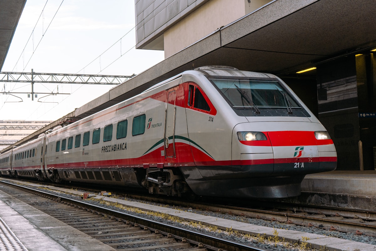 Train de passagers moderne à grande vitesse.