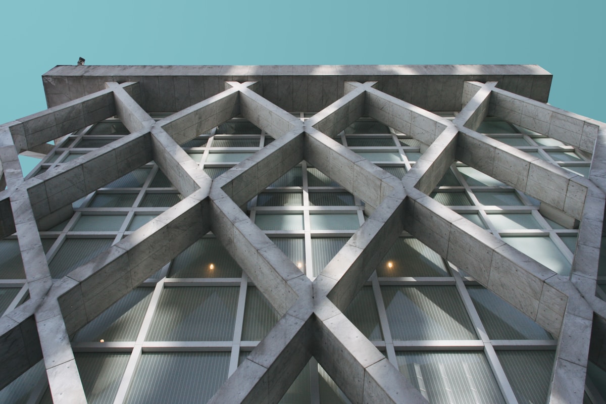 Façade de bâtiment moderne avec structure géométrique en béton.
