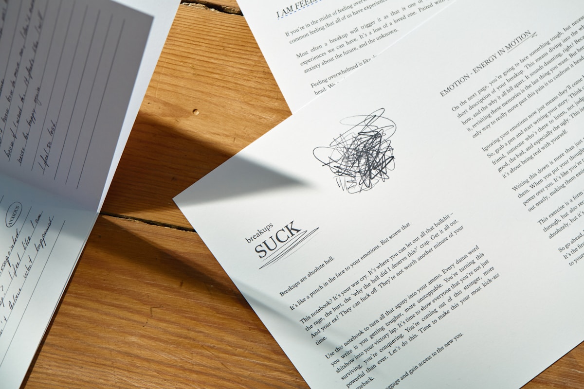 Texte manuscrit, papiers, bois et ombre sur une surface.
