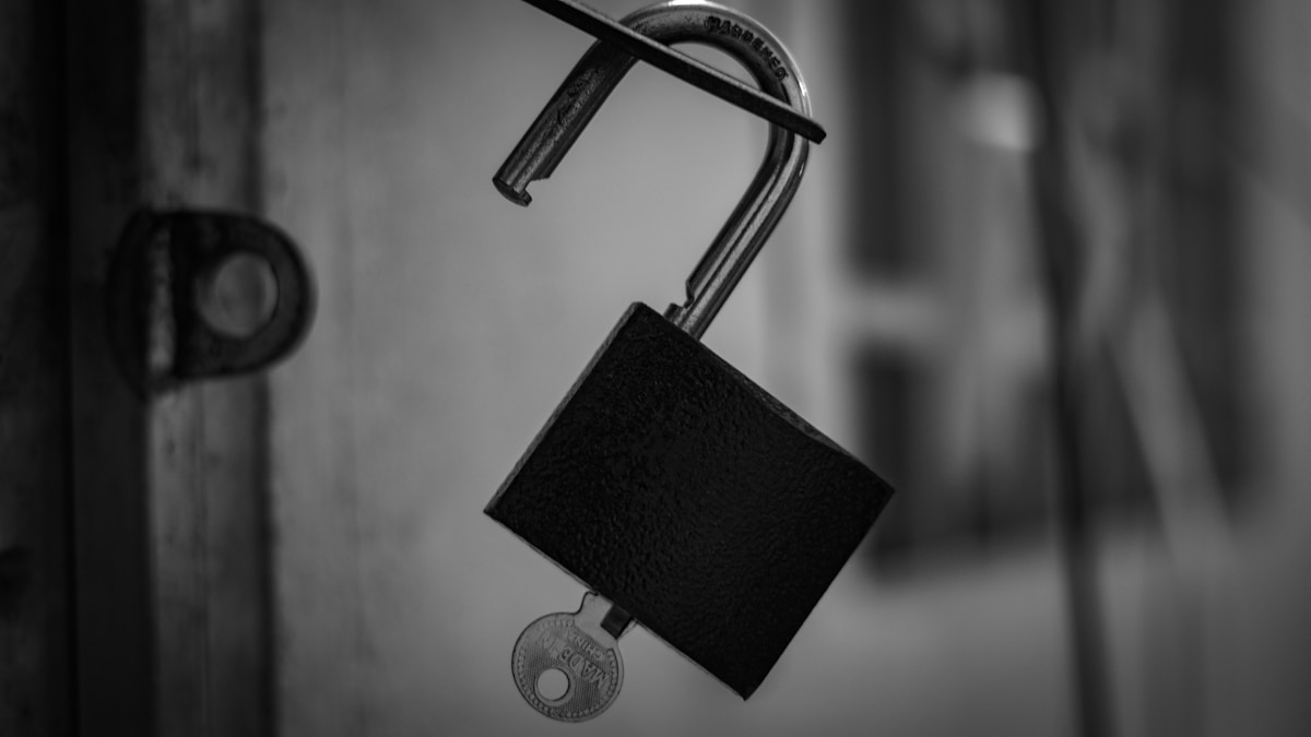 Cadenas noir suspendu à une tige métallique.