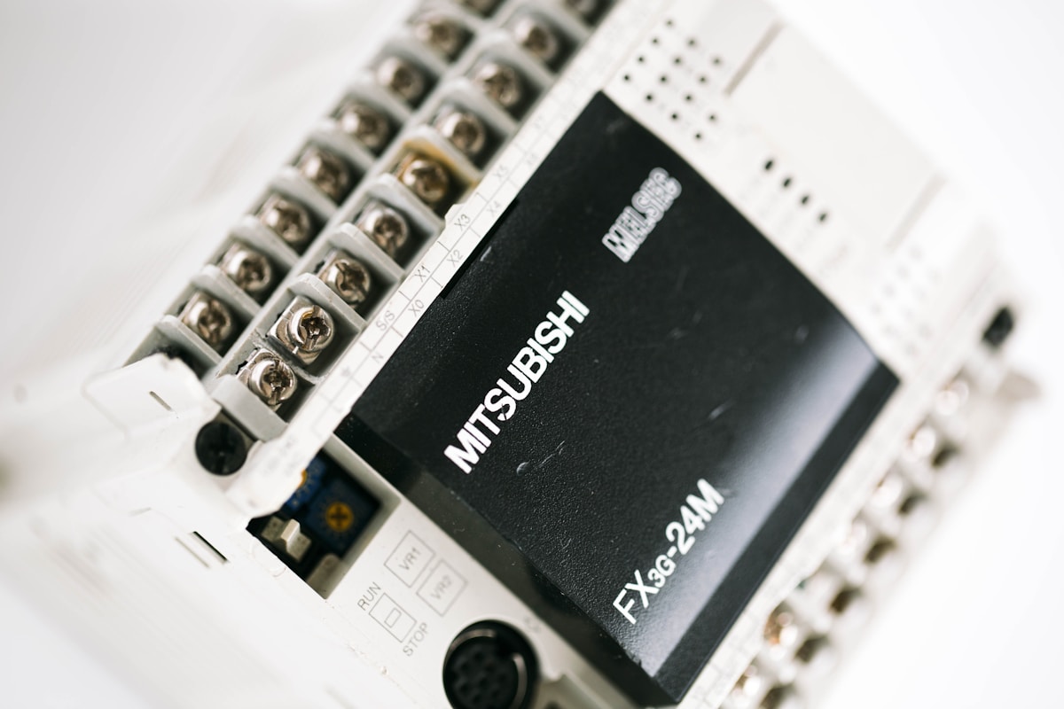 Contrôleur électronique industriel avec bornes de connexion.